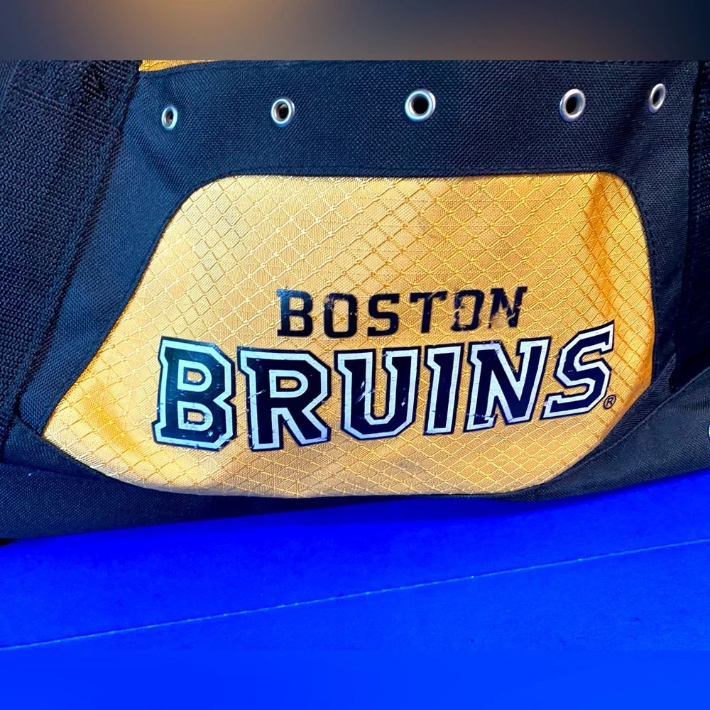 NHL BOSTON BRUINS Hockey Rolling Duffel Bag/ Carry On, 22”Lx11.5”Wx13”H